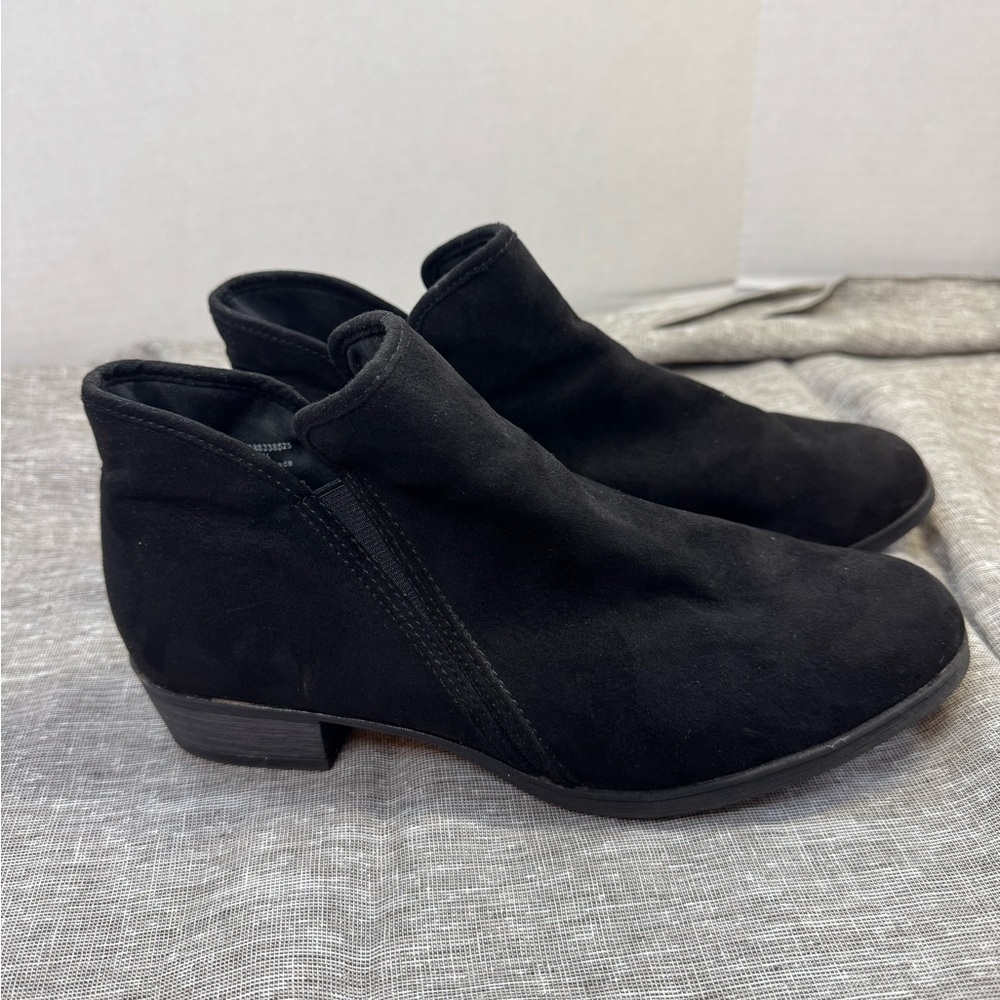 Sleek Black Ankle Booties with Minimalist Design - Picture 3 of 6